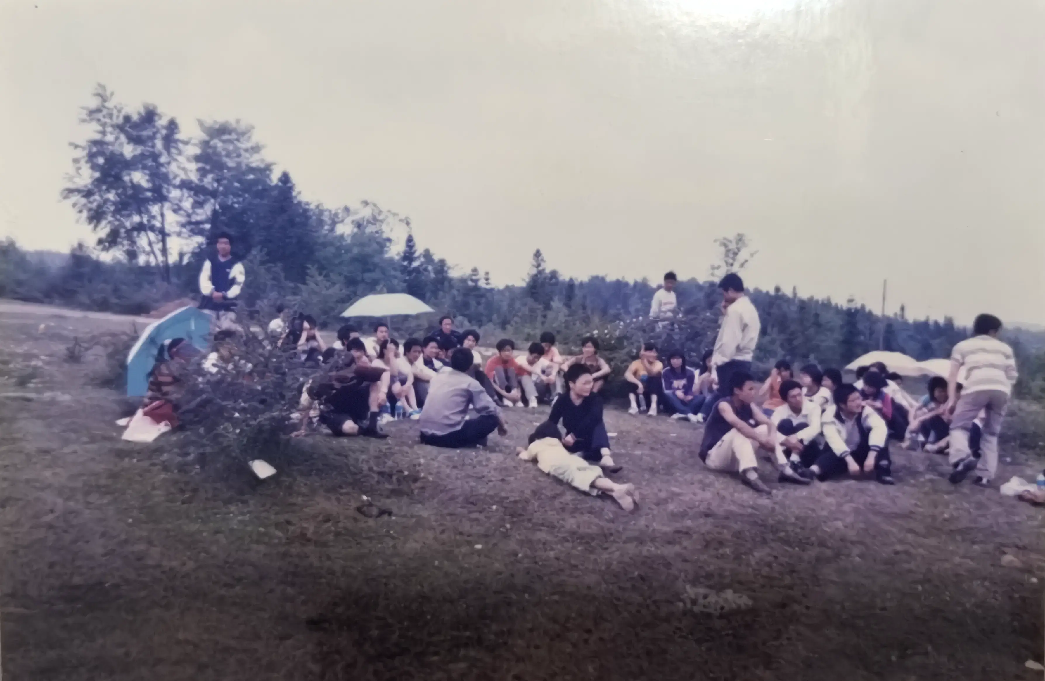 2006年毕业季休闲山庄狂欢纪实,212班同学们在草地上尽情嬉戏的欢乐场景。有人比着夸张的V字手势,有人做着鬼脸,那些毫无顾忌的笑声穿过十八年时光,依然能在每个同学心里激起温暖的涟漪。