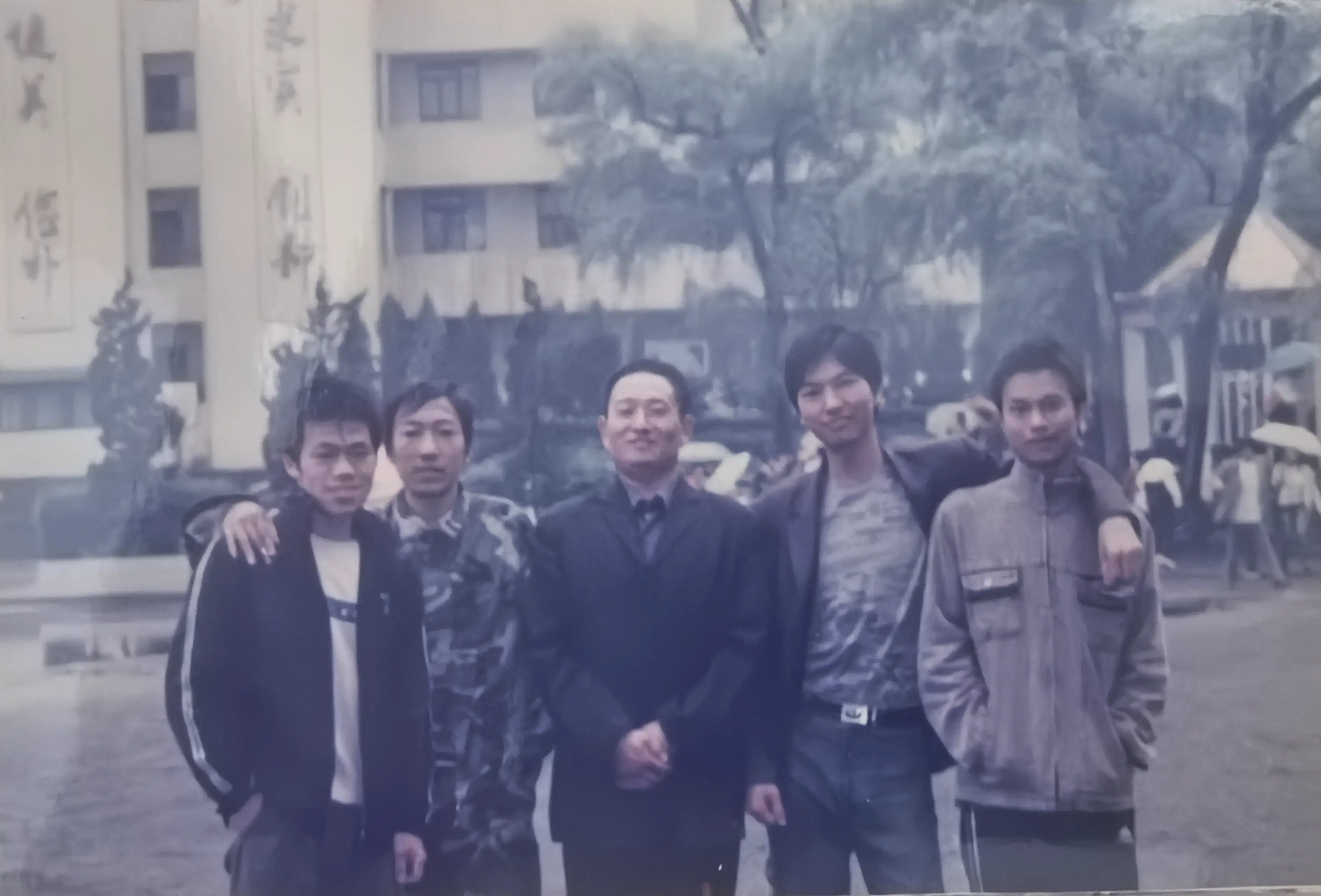 2006年毕业季珍贵瞬间,212班同学们在校服上互签祝福的温馨画面。