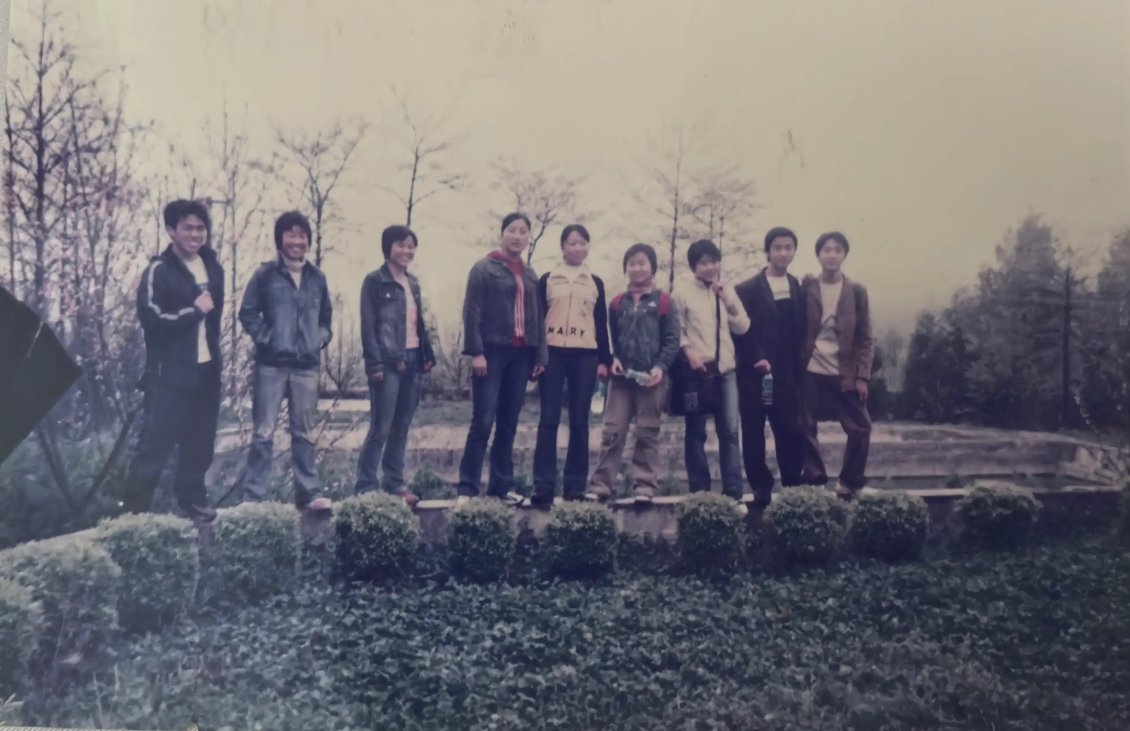 2006年毕业季经典合影,212班同学们在校服上互相签名的动人时刻。密密麻麻的祝福文字爬满衣襟,那些'勿忘我''前程似锦'的笔迹,如今看来都是时光写给青春的最美情书。