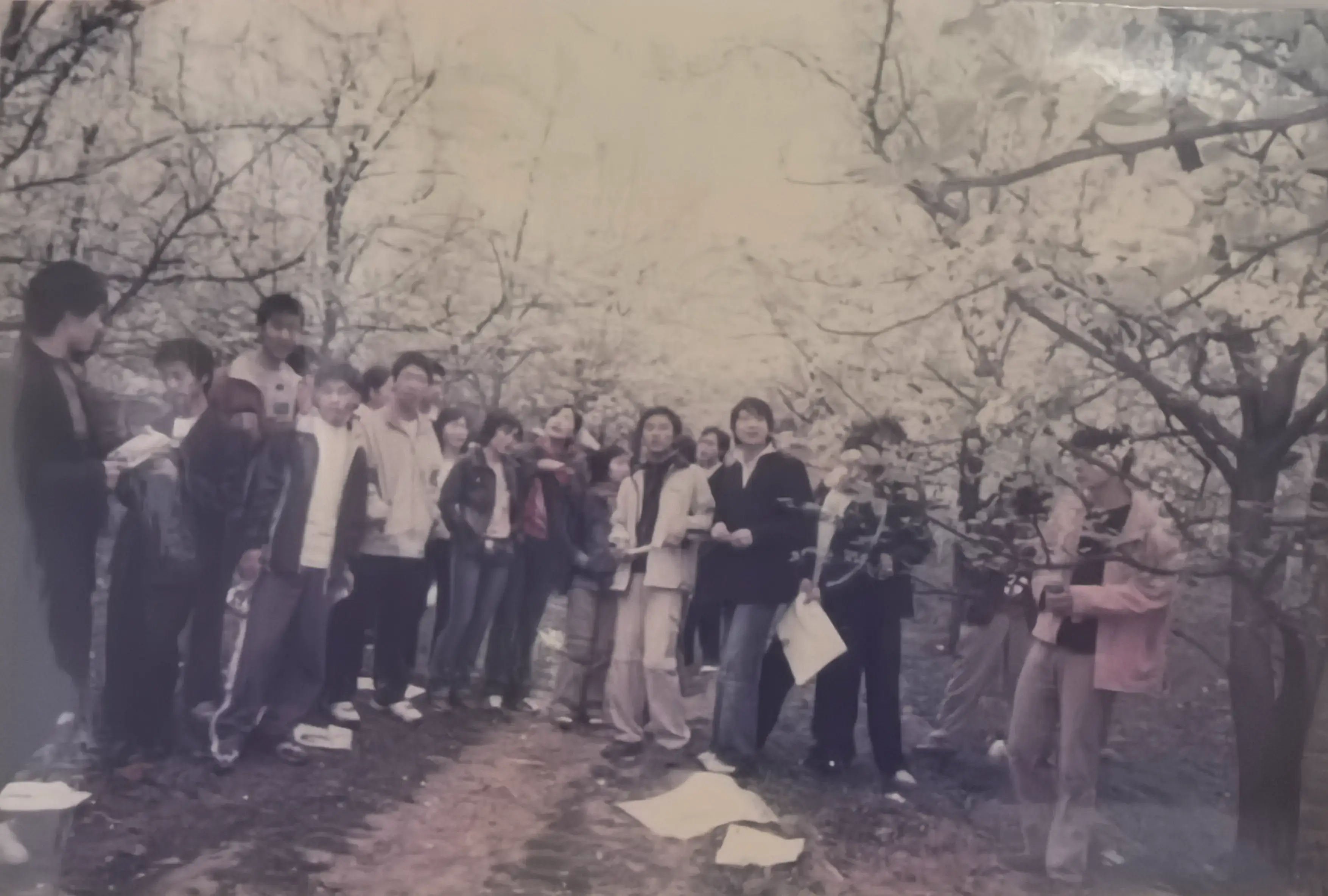 2006年休闲山庄湖畔留念,212班同学们在毕业旅行中的另一帧欢乐影像。背景里的山色湖光与前景中的笑脸相映成趣,当年那个帮全班拍照的同学,如今成了我们每次聚会都要提起的温馨话题。