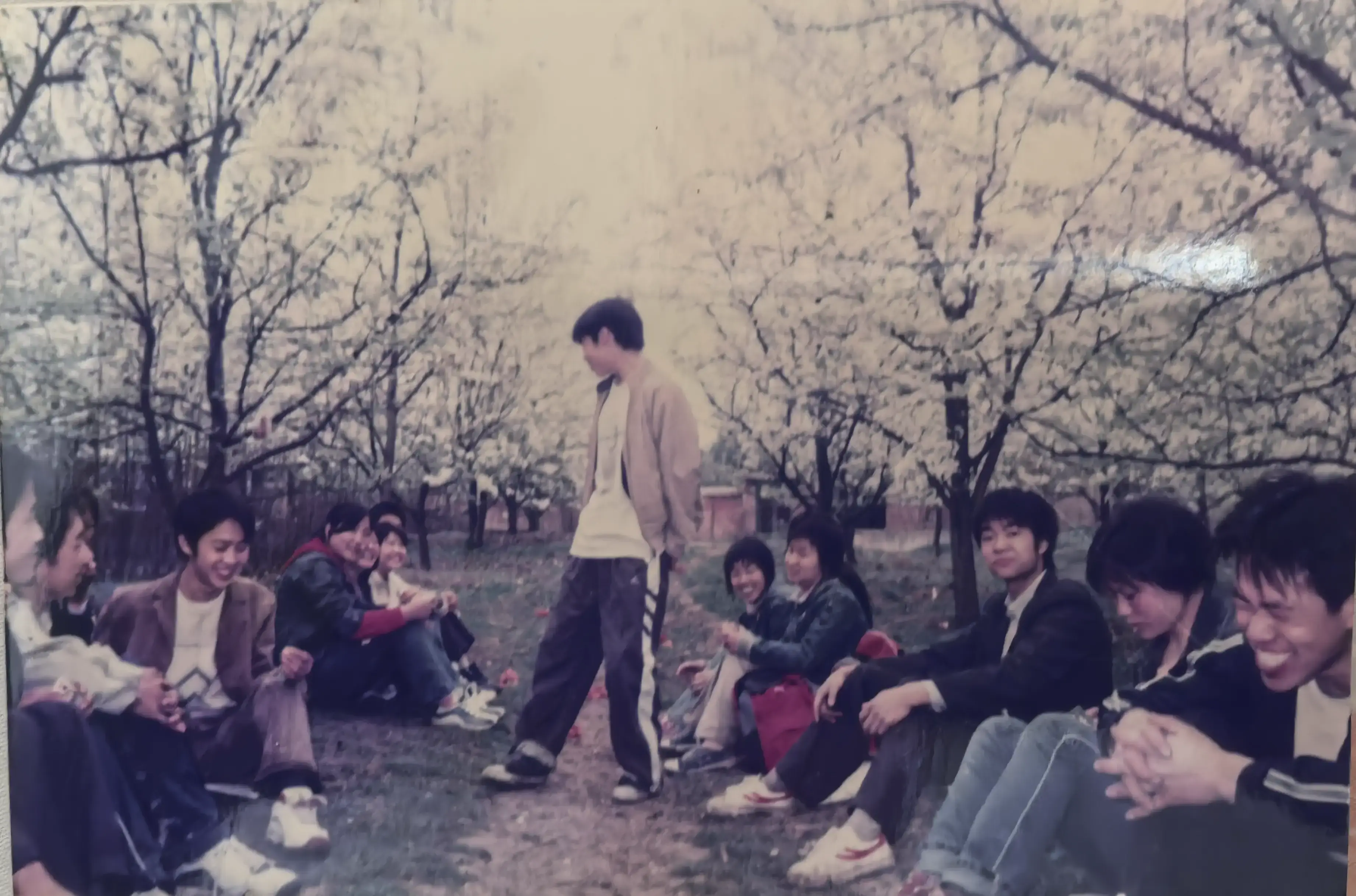 2006年班级才艺展示抓拍,同学们围观保亮精彩表演的欢乐场景。镜头里有人鼓掌喝彩,有人笑得前仰后合,那些不用彩排的即兴演出,反而成了212班记忆中最闪亮的文艺汇演。