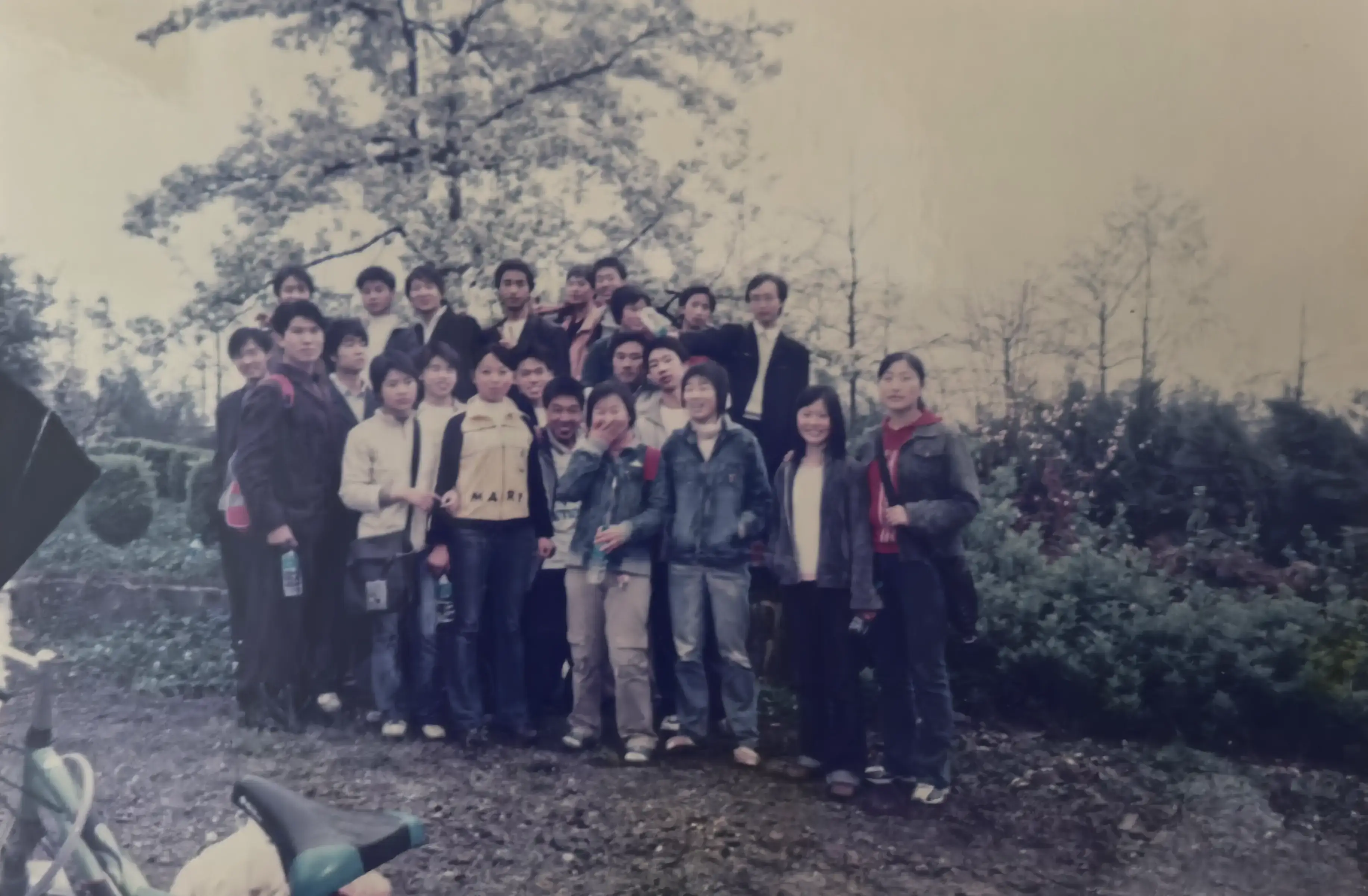 2006年毕业旅行第三视角,212班同学们在山庄石阶上的自然抓拍。有人整理头发,有人系鞋带,这些未经摆拍的生活瞬间,反而最真实地记录了我们青春里毫不做作的同窗情谊。