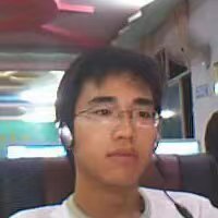 2006年网吧青春剪影，高伟对着低像素摄像头比划摇滚手势的搞怪瞬间。屏幕反光里能看到他正在玩的魔域游戏界面，这张照片记录着212班男生们逃课去网吧的'黑历史'，如今都成了笑着回忆的青春纪念品。
