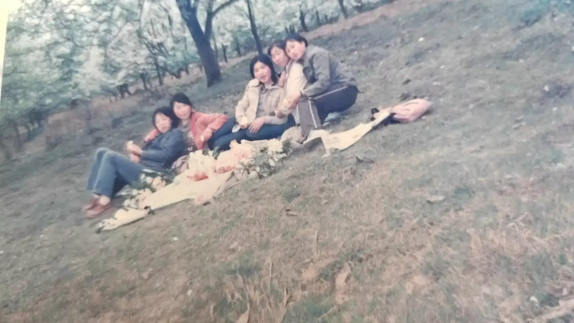 2006年校园珍贵留影,记录同窗友谊的美好瞬间。