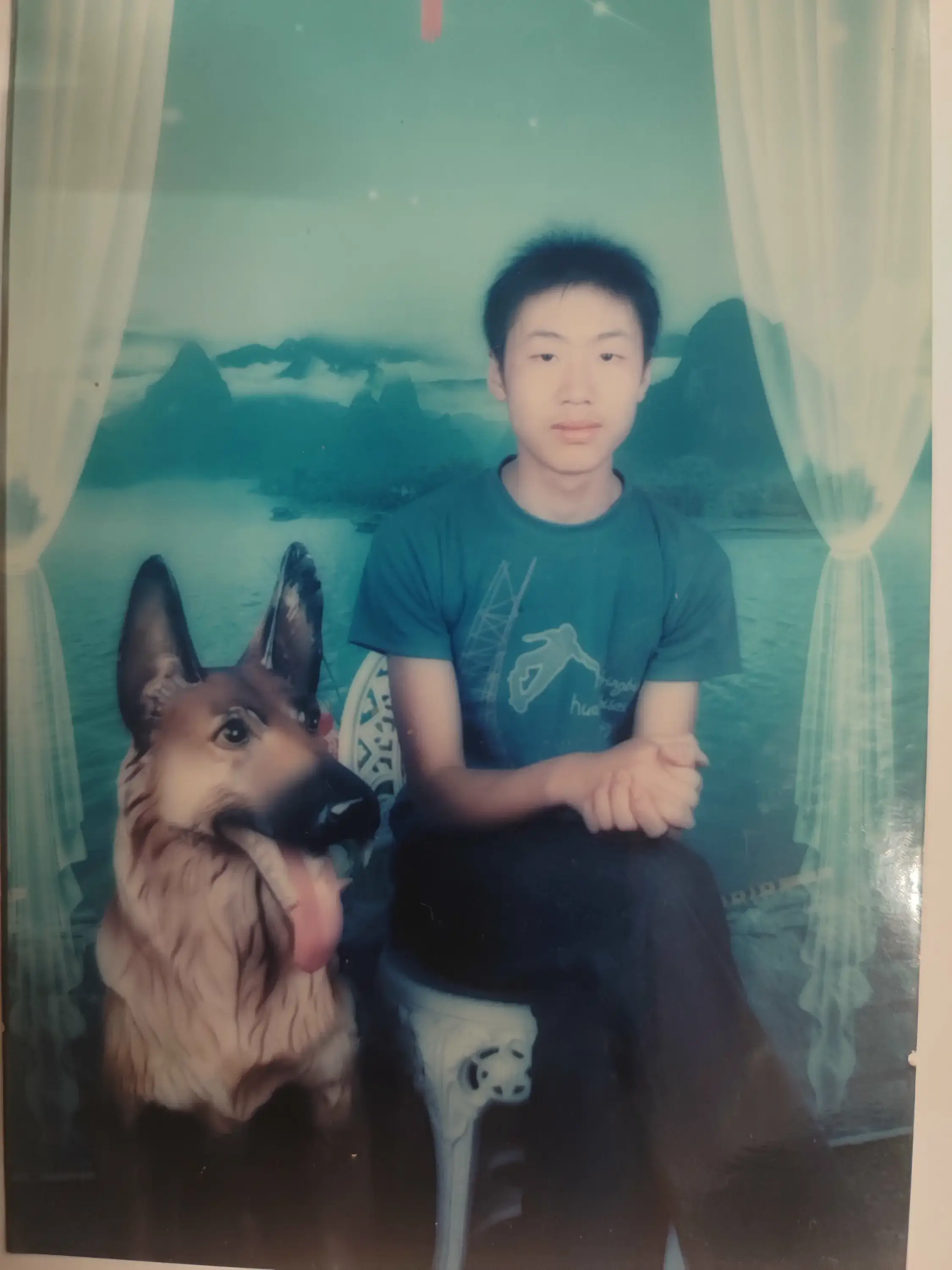 朱恒崇面对镜头，表情很认真，像在听老师讲一道重要的大题。