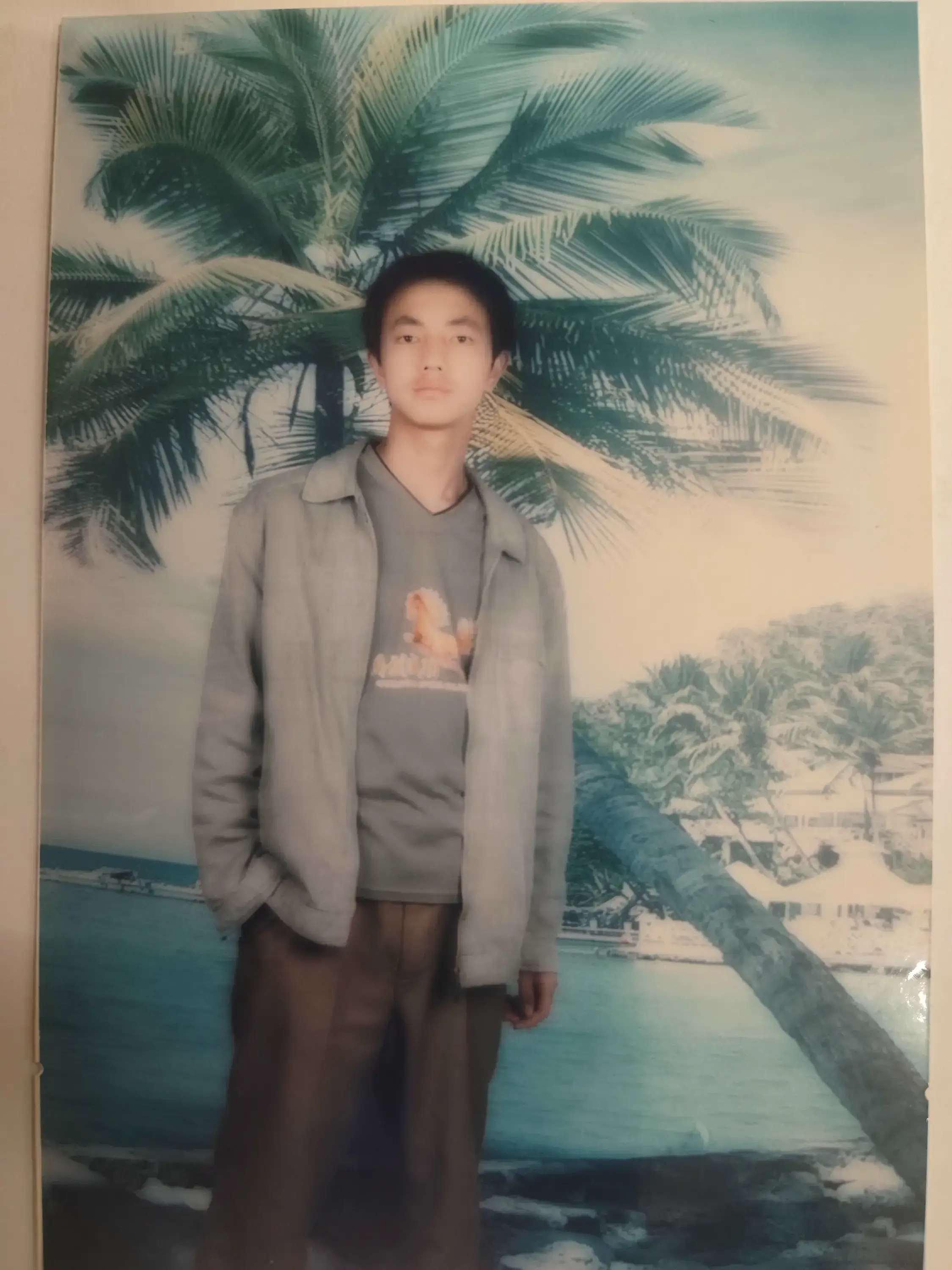 李青，2006年。拍这张的时候，他大概刚从教室出来，校服还整整齐齐的。