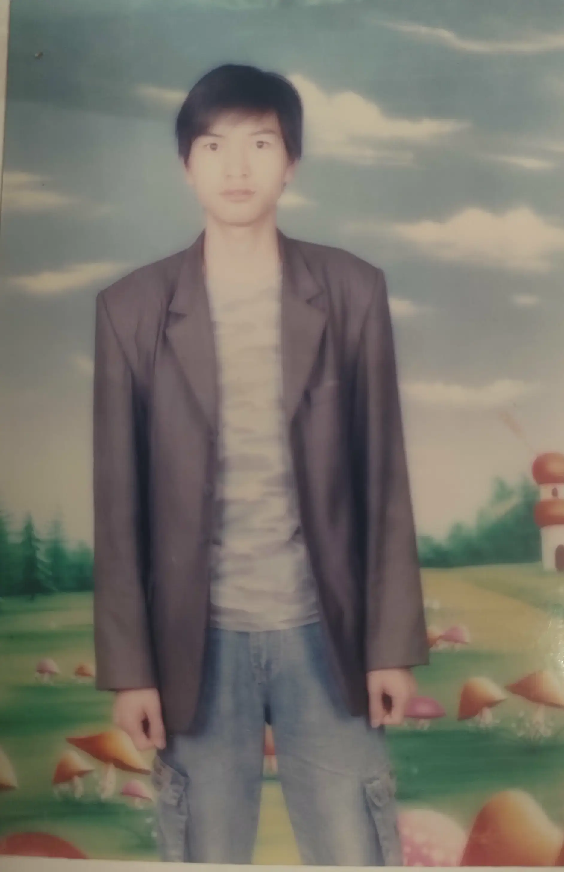 陆云，目光沉稳。那时候班上总有几个看起来比同龄人成熟的同学，他就是其中之一。
