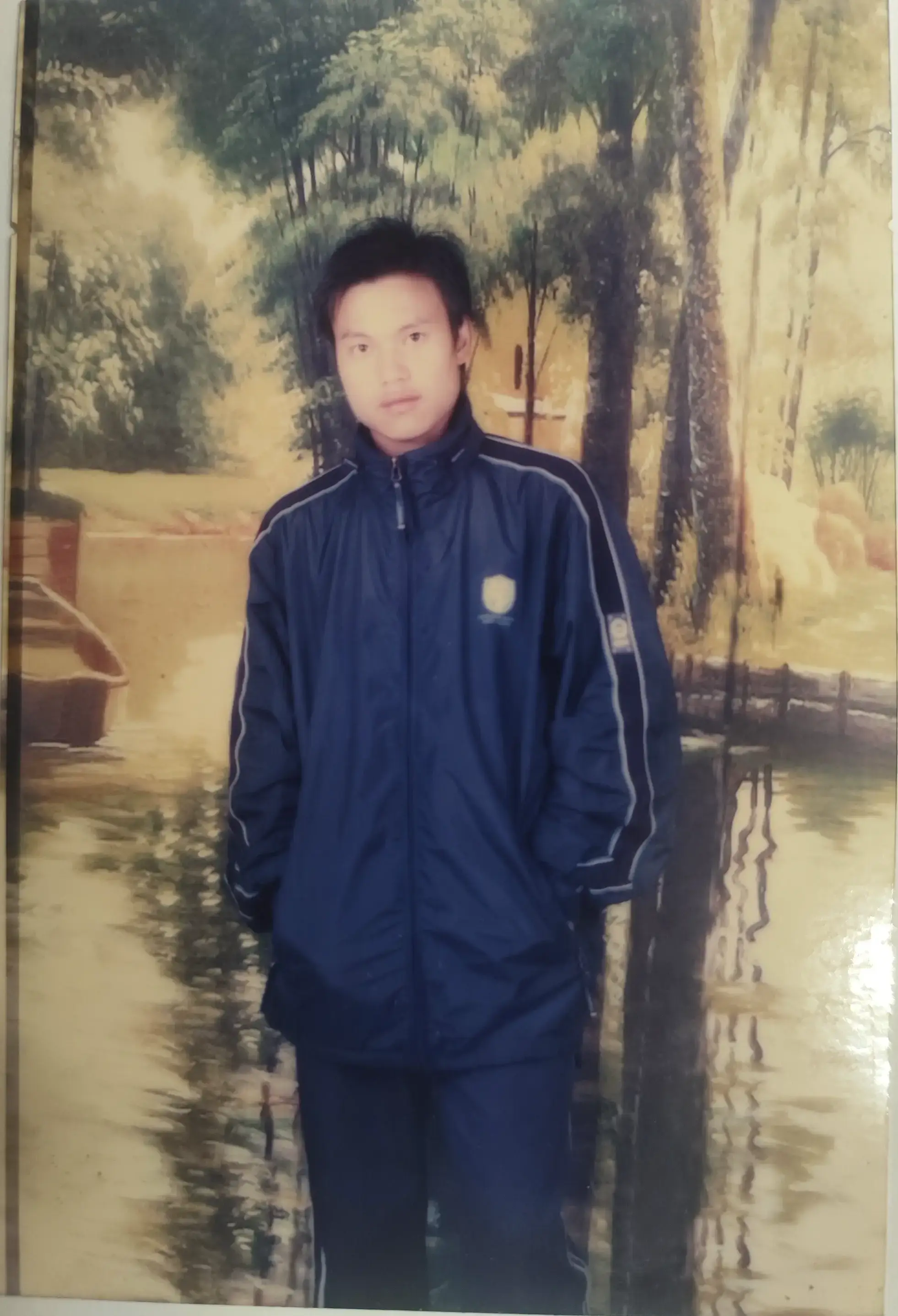 罗文若有所思的样子，不知道当时在想什么，也许是在想下节课的考试吧。