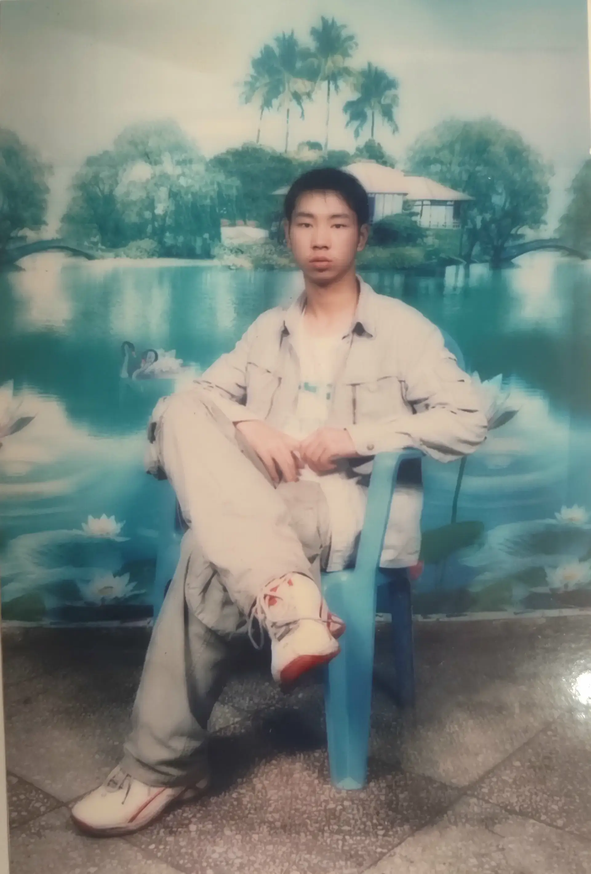 成东眼神明朗，那是2006年独有的一种光，后来再也没有在任何人眼里见过。
