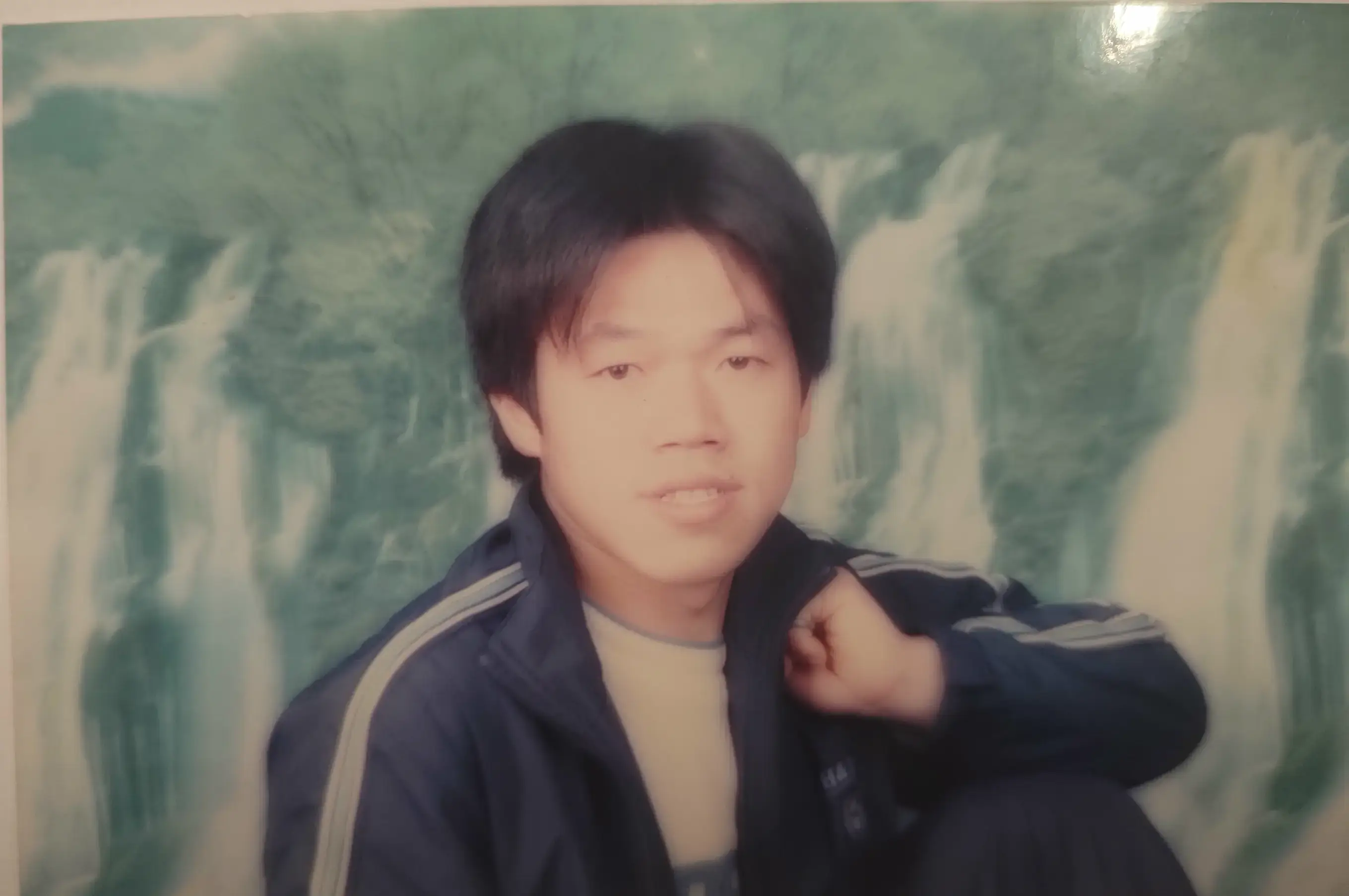 姜南，神情专注。还记得他在班级活动上表演武术，全班同学都在下面叫好。