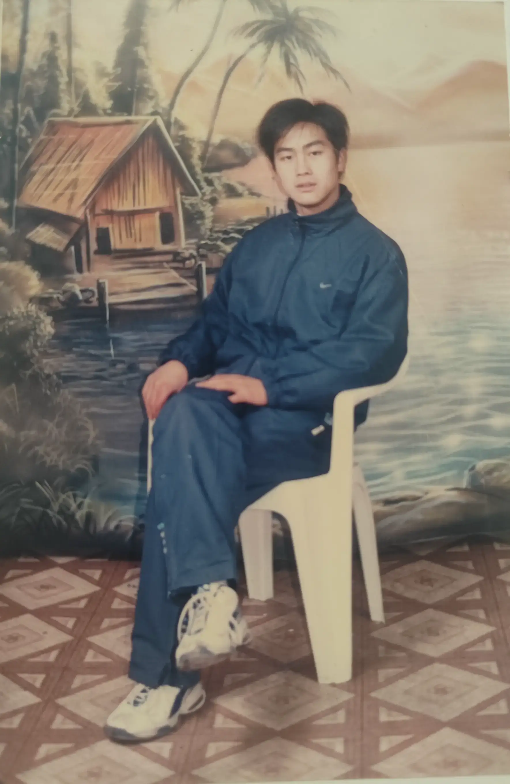 王克清若有所思，也许在想中午食堂今天有没有他爱吃的菜。