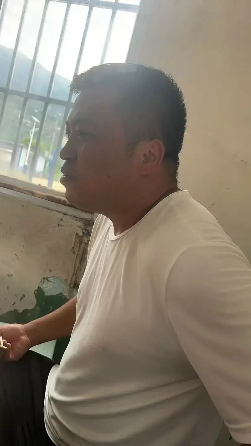 王效宣看着镜头，嘴角微微上扬，像是在忍着不笑。