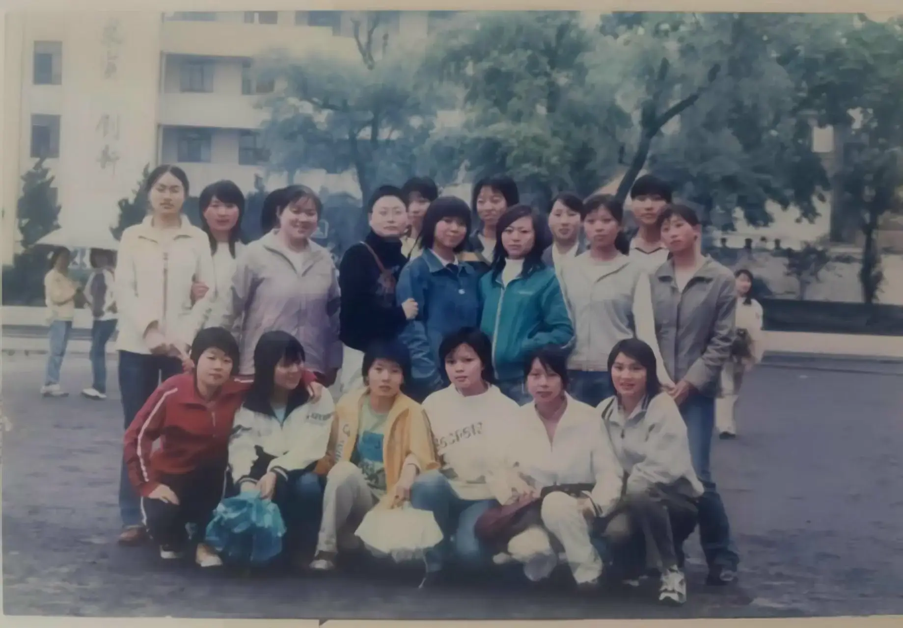 2025年重聚,好久不见的同学们又凑到一块了。有人胖了,有人秃了,但一开口还是当年那个味儿。