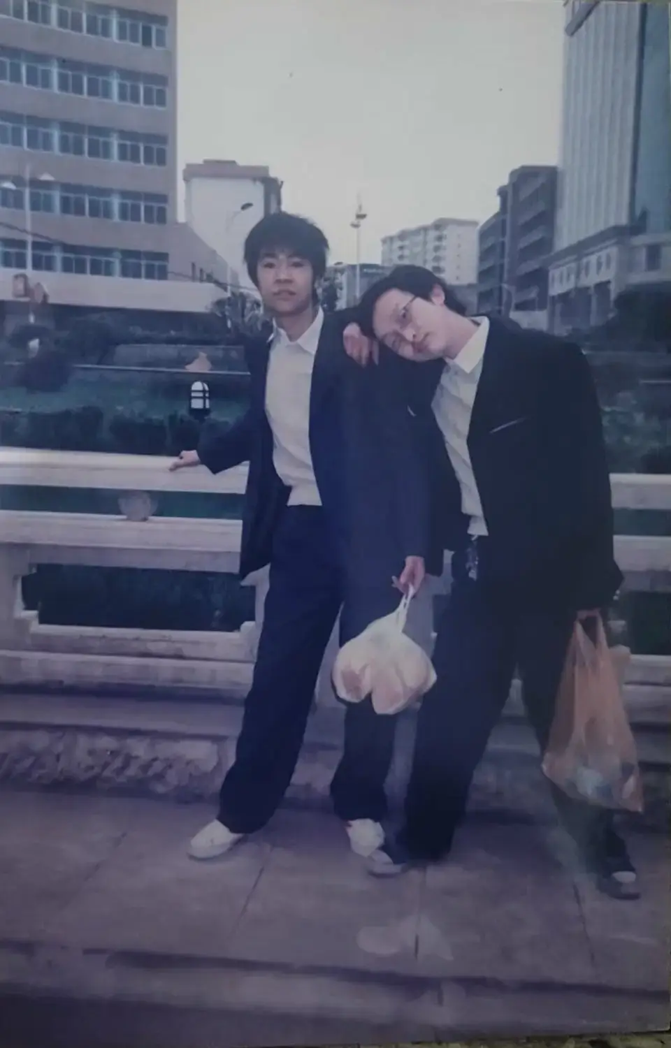常履华和赵建国站在一起，两人笑得都很放松。常履华揽着赵建国的肩膀，像是早就商量好的姿势。