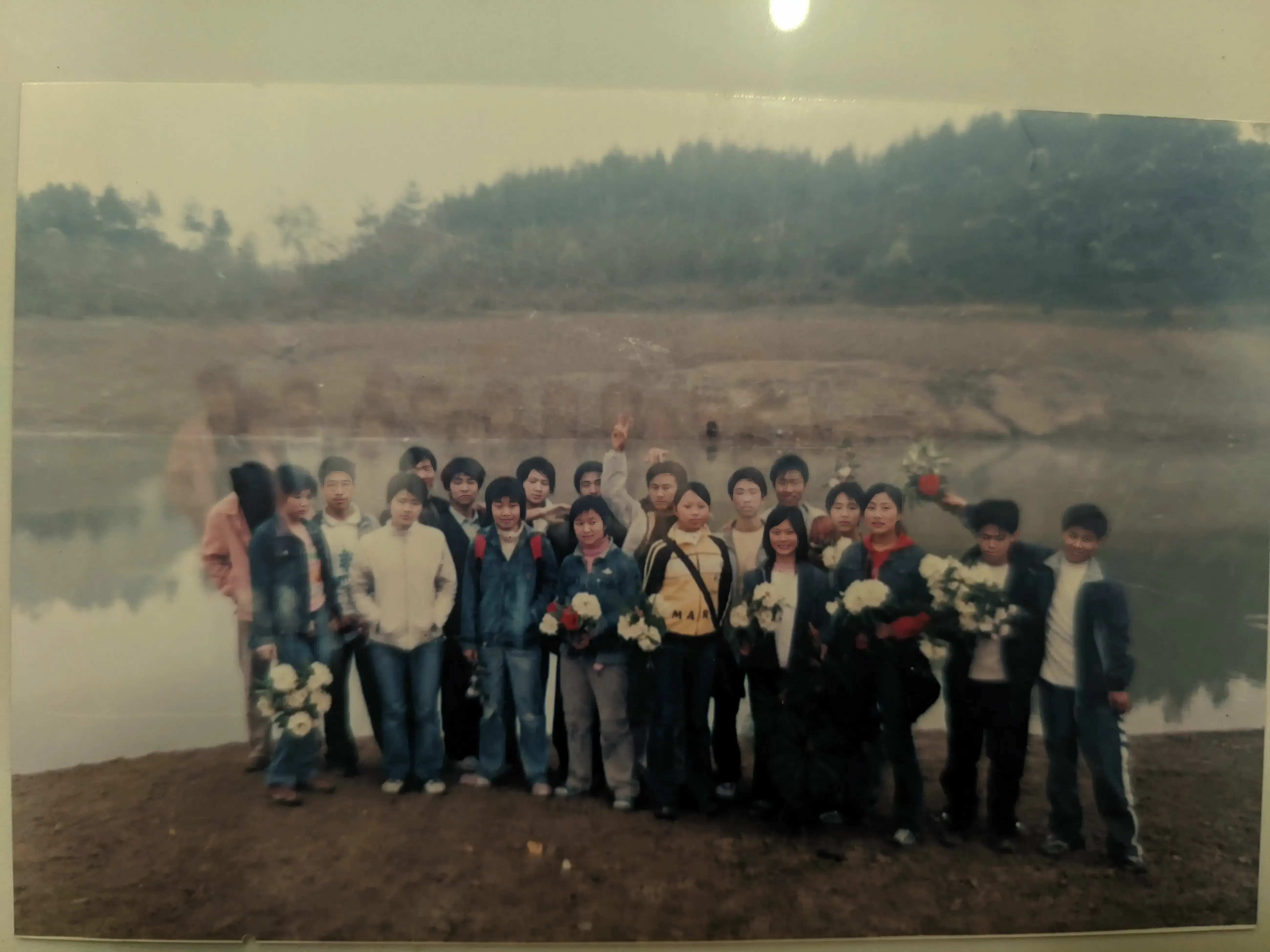 2006年毕业前夕，212班全体同学在水库边的青春定格，碧水蓝天映衬着年轻的脸庞，三年的同窗情谊如同这湖水般清澈深远。