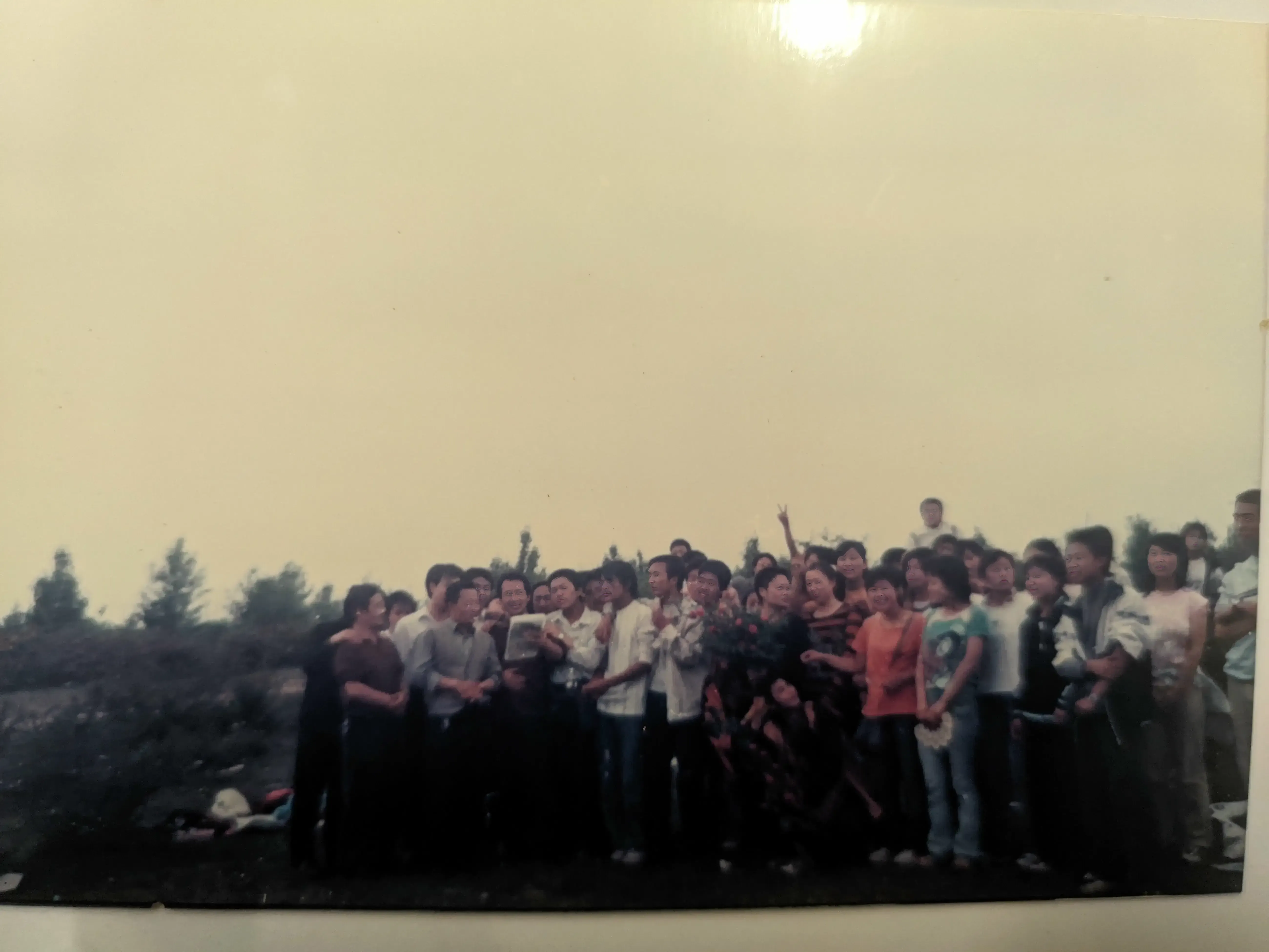 2006年毕业前夕，212班在休闲山庄的集体留影，轻松的氛围中难掩离别的不舍，这张合影成为同学们珍藏的青春纪念册。