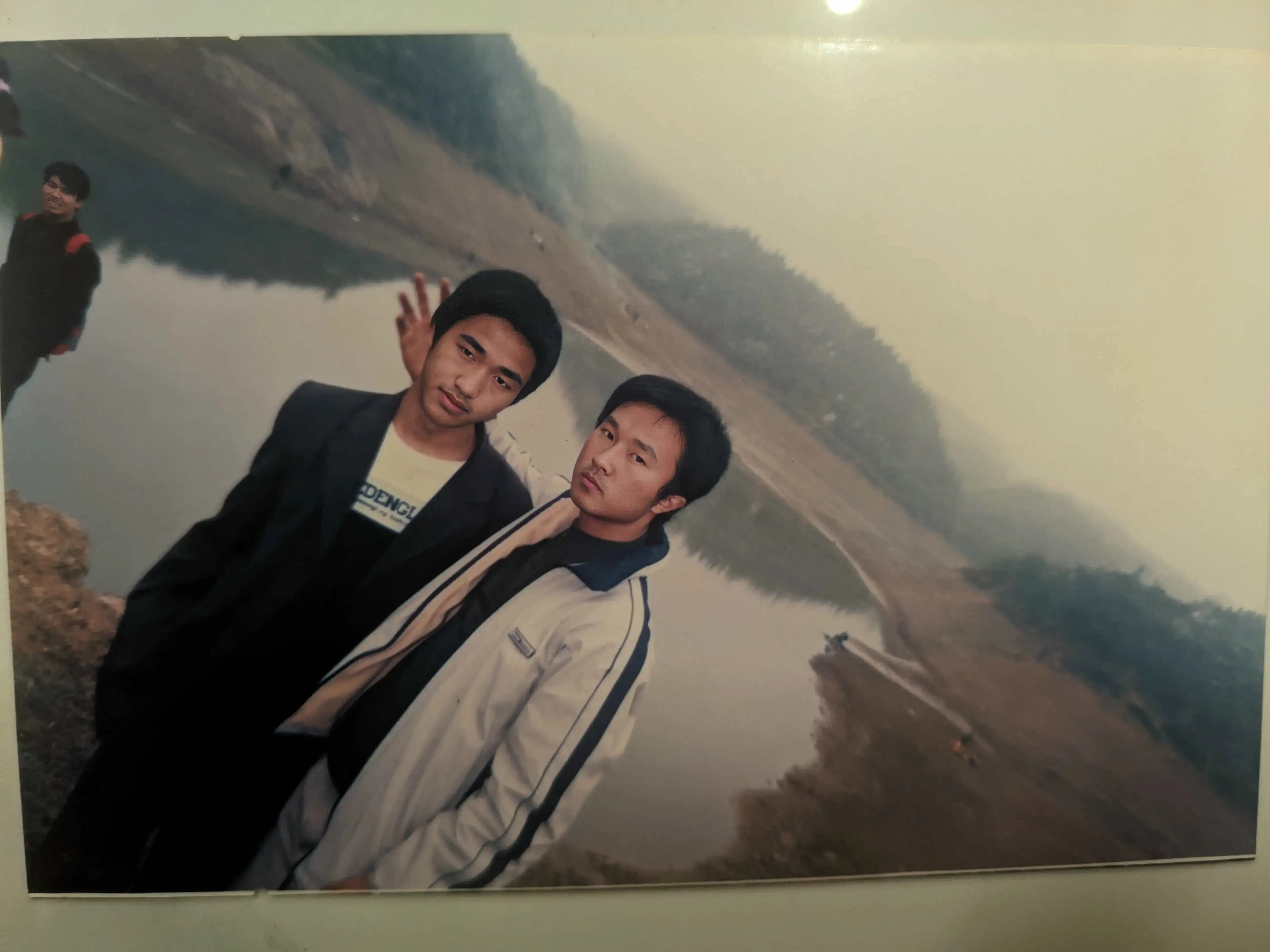 2006年毕业季，邓涵与高伟两位同窗的友谊留影，课间走廊的悄悄话、自习室的互相鼓励，都凝聚在这张珍贵的双人照中。