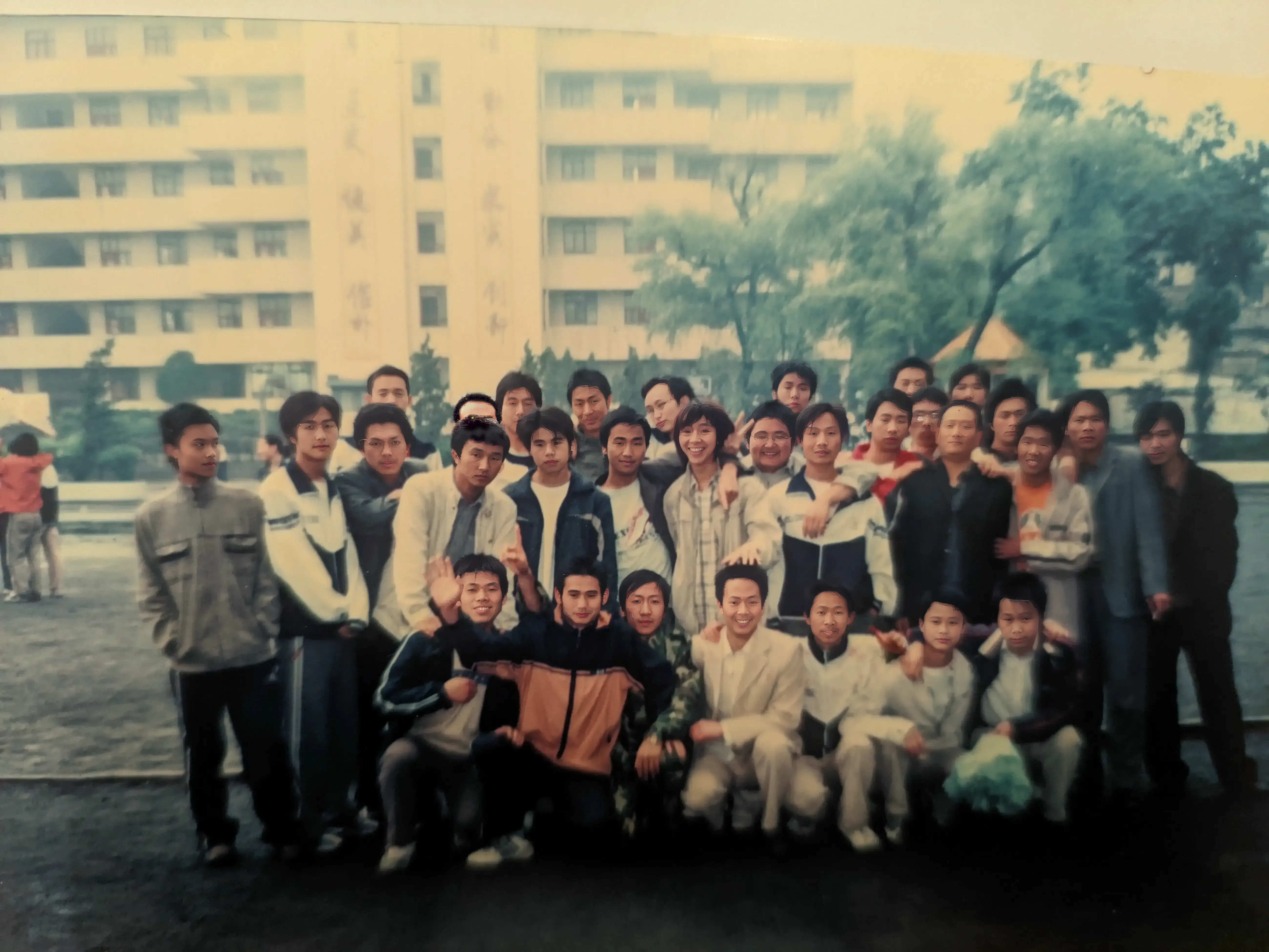 2006年毕业前夕，212班在镇雄一中操场的集体合影，熟悉的跑道见证了三年的晨跑与欢笑，此刻成为青春记忆的最后一帧。