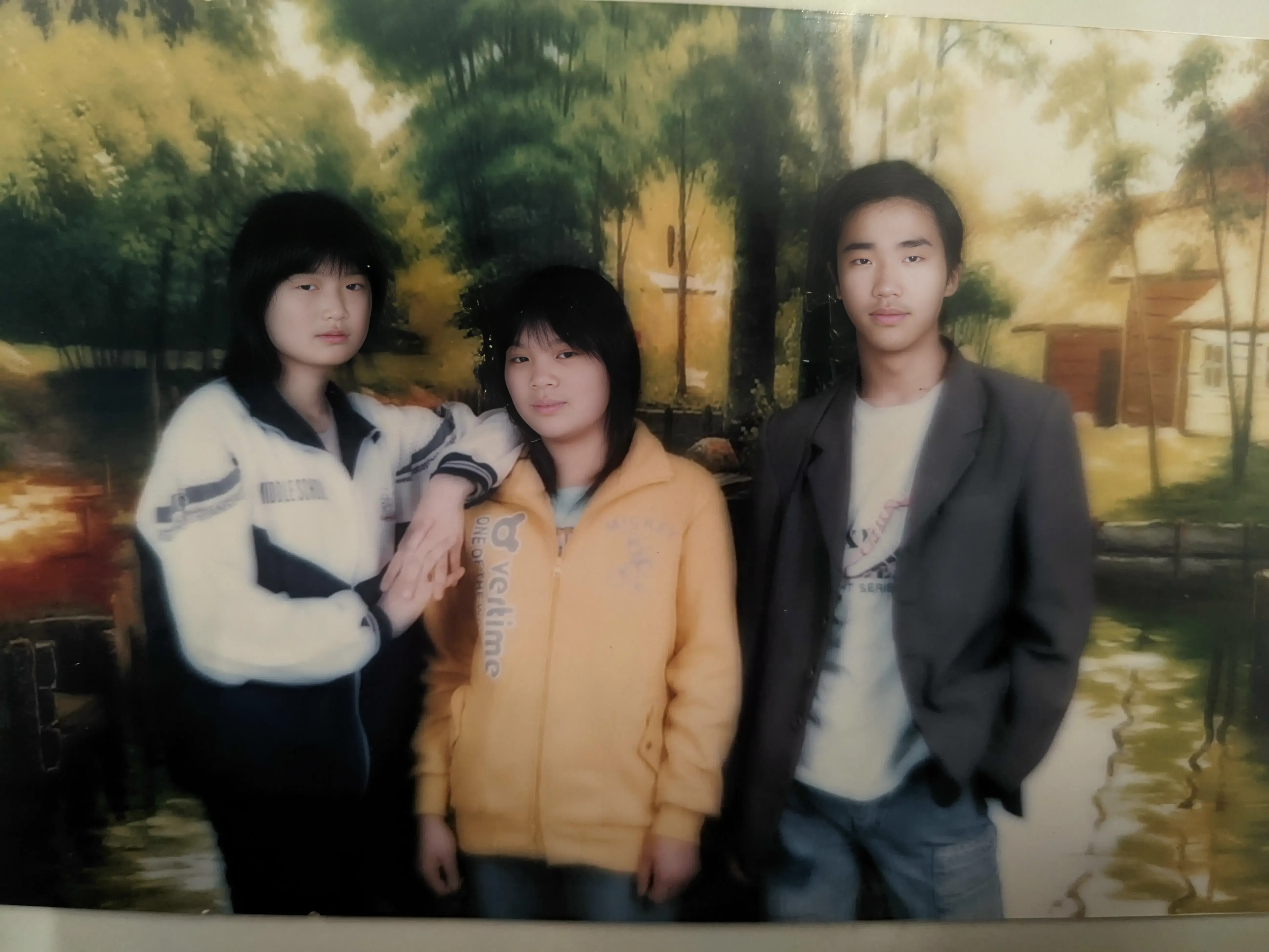 2006年毕业前夕，邓成美、吴淑与高伟三位同学的温馨合影，女生们的灿烂笑容和男生腼腆的笑容，都是青春最真实的写照。