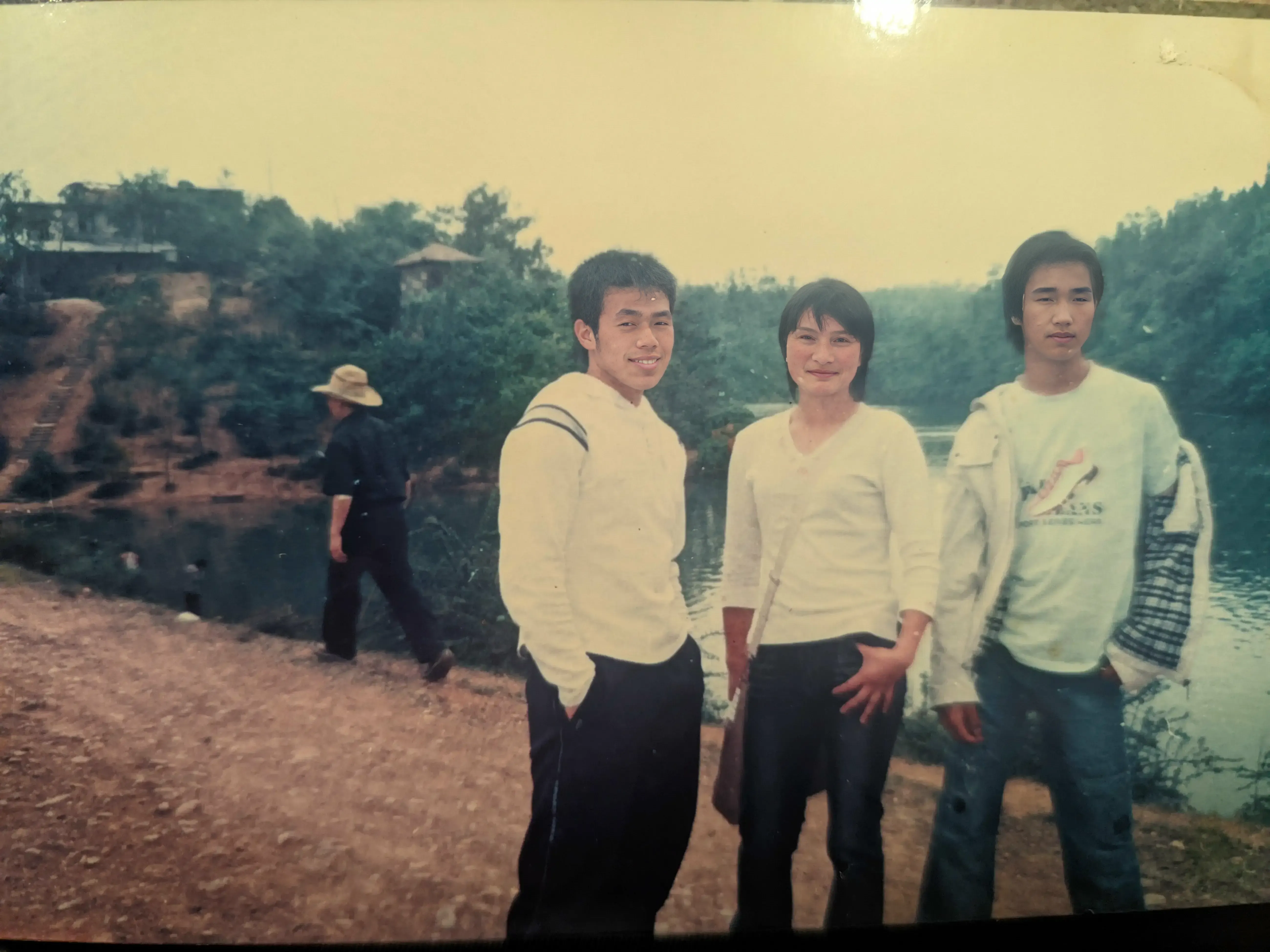 2006年毕业前夕，姜南、蒋红孟与高伟三位好友的青春留影，三年的同窗情谊在勾肩搭背的姿势中自然流露，友谊地久天长。