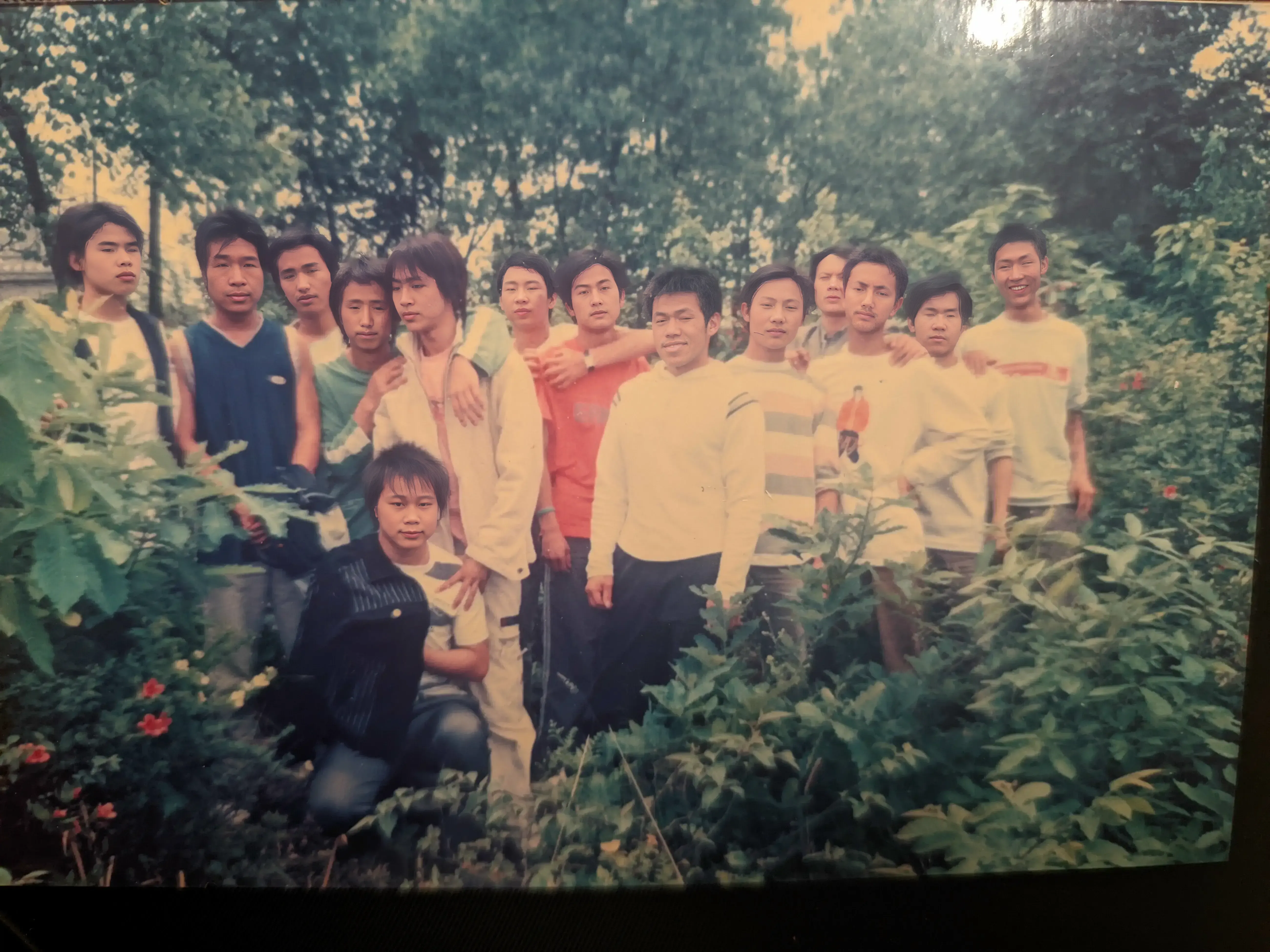 毕业前去山庄玩的那天,大家难得放松。有人带了相机,快门按个不停,每一张都是后来聚会时翻出来要笑半天的照片。