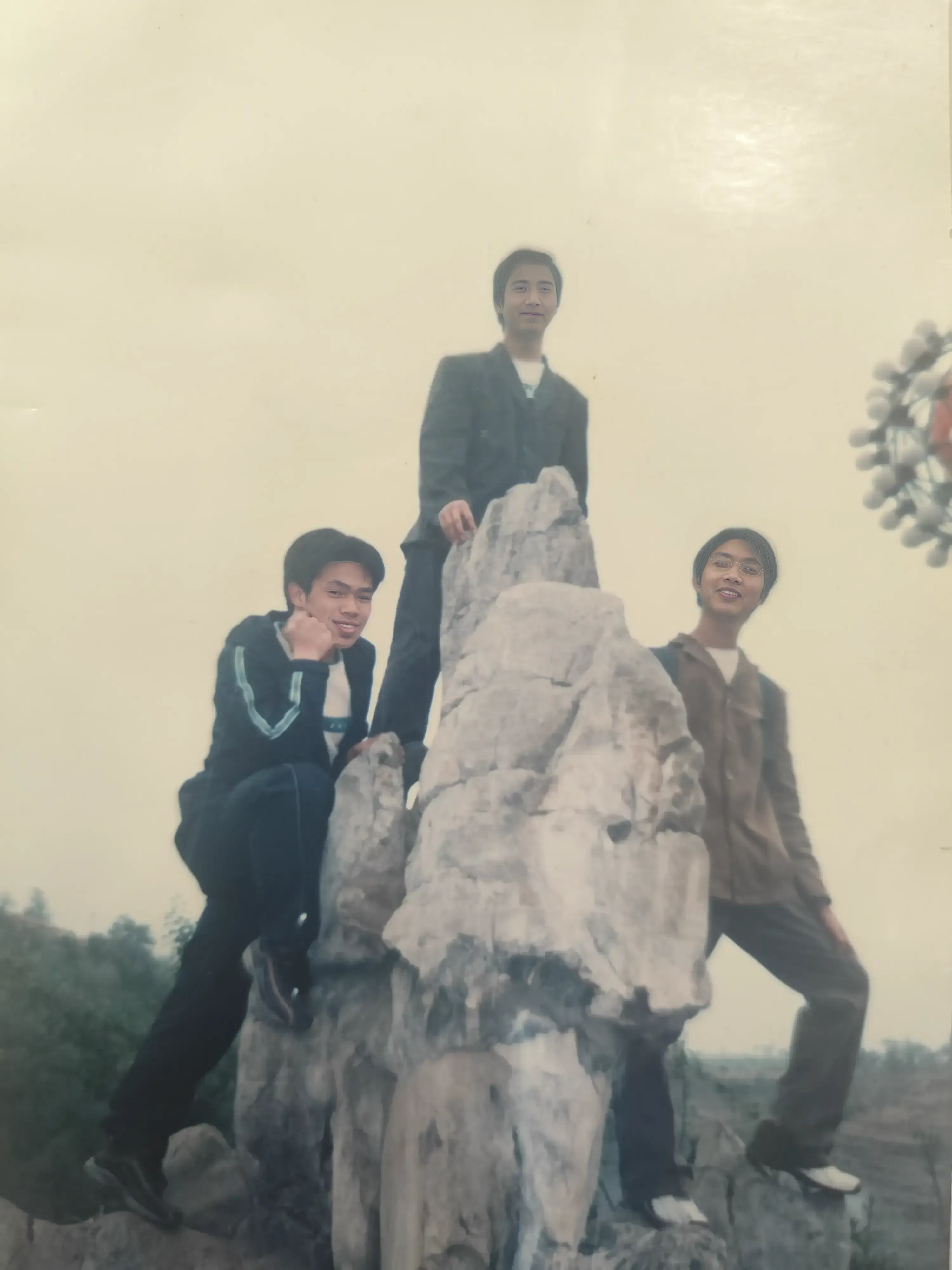 2006年毕业前夕,姜南、陈祥位与高伟三位同窗的友谊见证,课间十分钟的玩笑,都定格在这张珍贵的三人合影中。